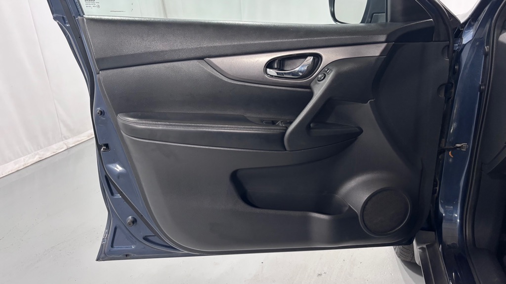 Photo 17 of this NISSAN ROGUE SV