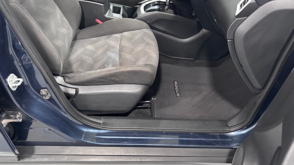 Photo 19 of this NISSAN ROGUE SV