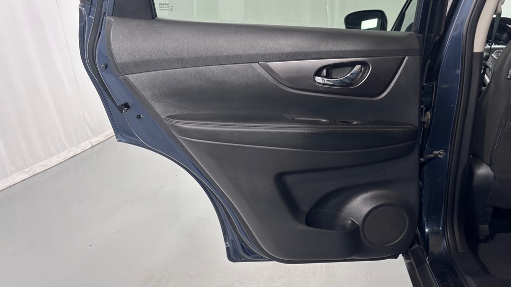 Photo 24 of this NISSAN ROGUE SV