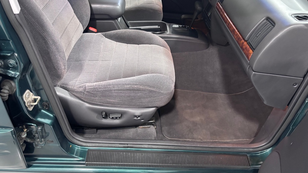 Photo 19 of this JEEP GRAND CHEROKEE