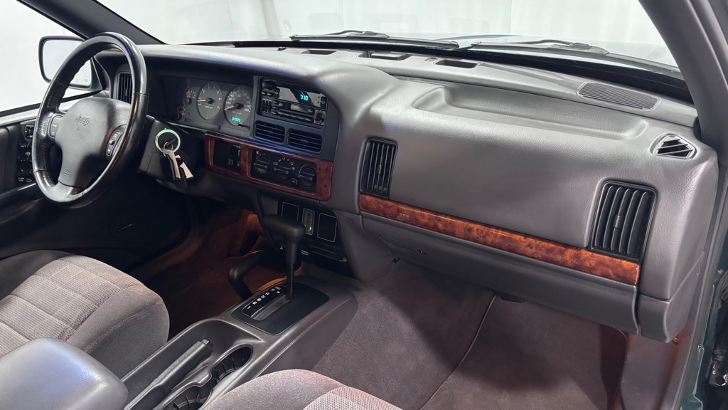 Photo 18 of this JEEP GRAND CHEROKEE
