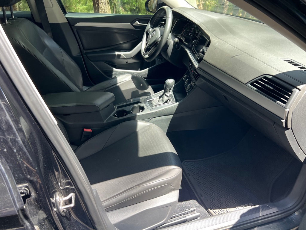 Photo 15 of this VOLKSWAGEN JETTA
