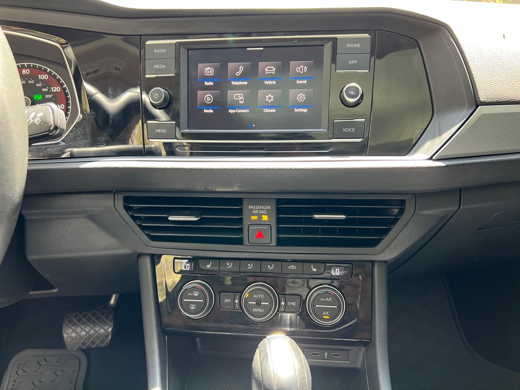 Photo 14 of this VOLKSWAGEN JETTA