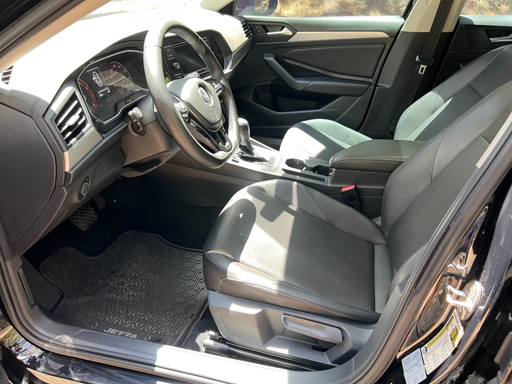 Photo 8 of this VOLKSWAGEN JETTA