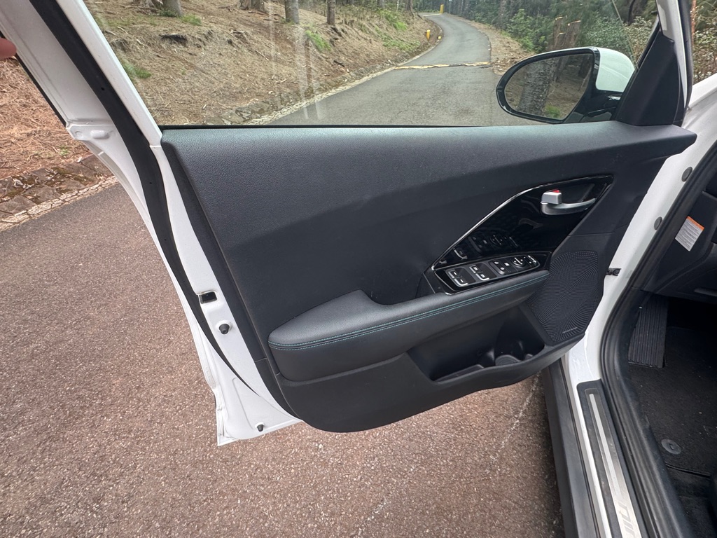Photo 15 of this KIA NIRO
