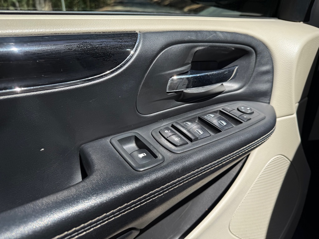 Photo 10 of this DODGE GRAND CARAVAN