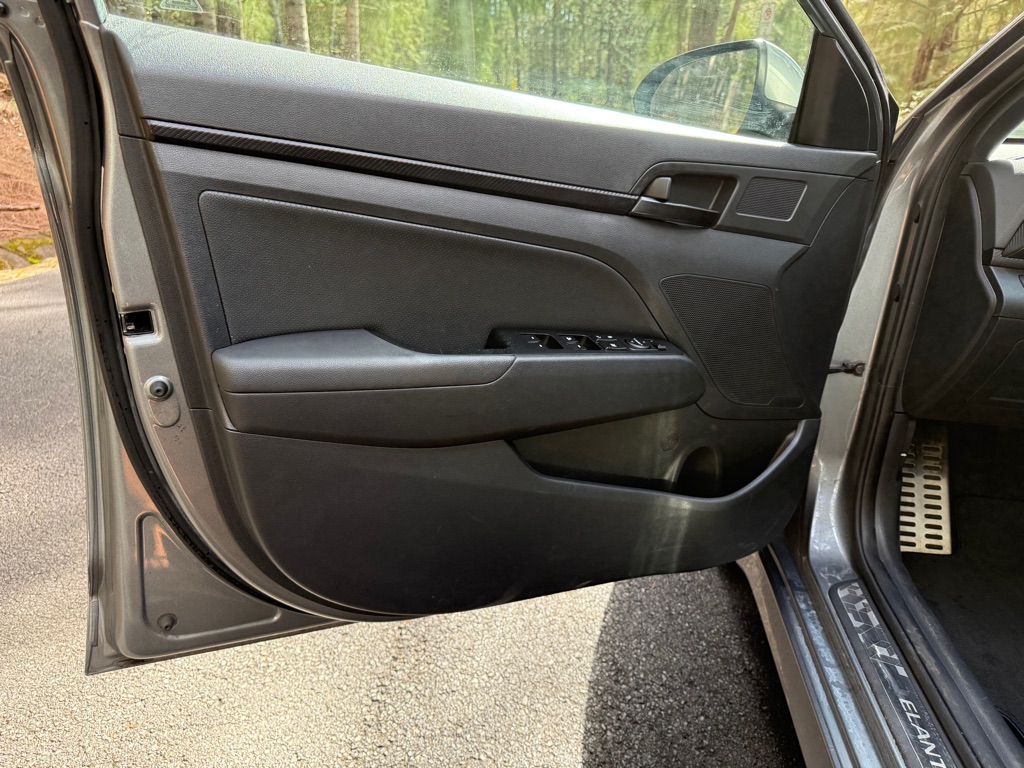 Photo 9 of this HYUNDAI ELANTRA