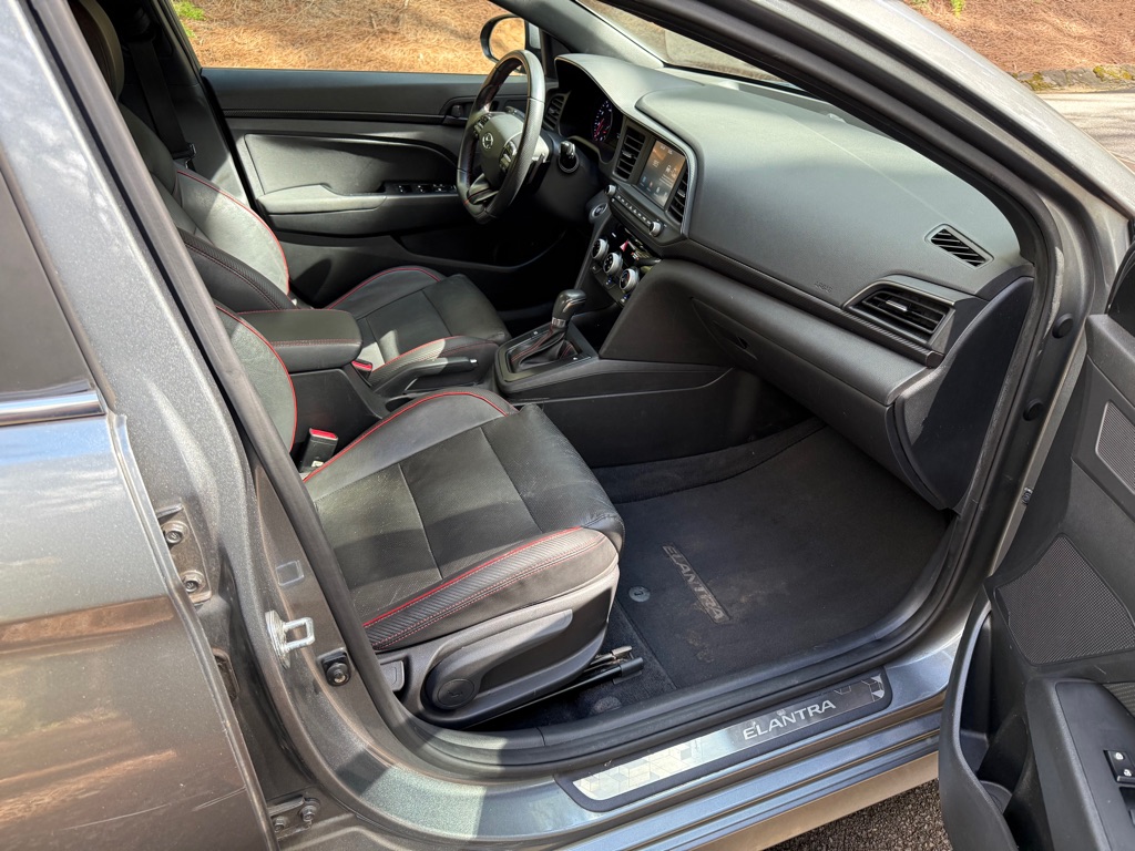 Photo 17 of this HYUNDAI ELANTRA
