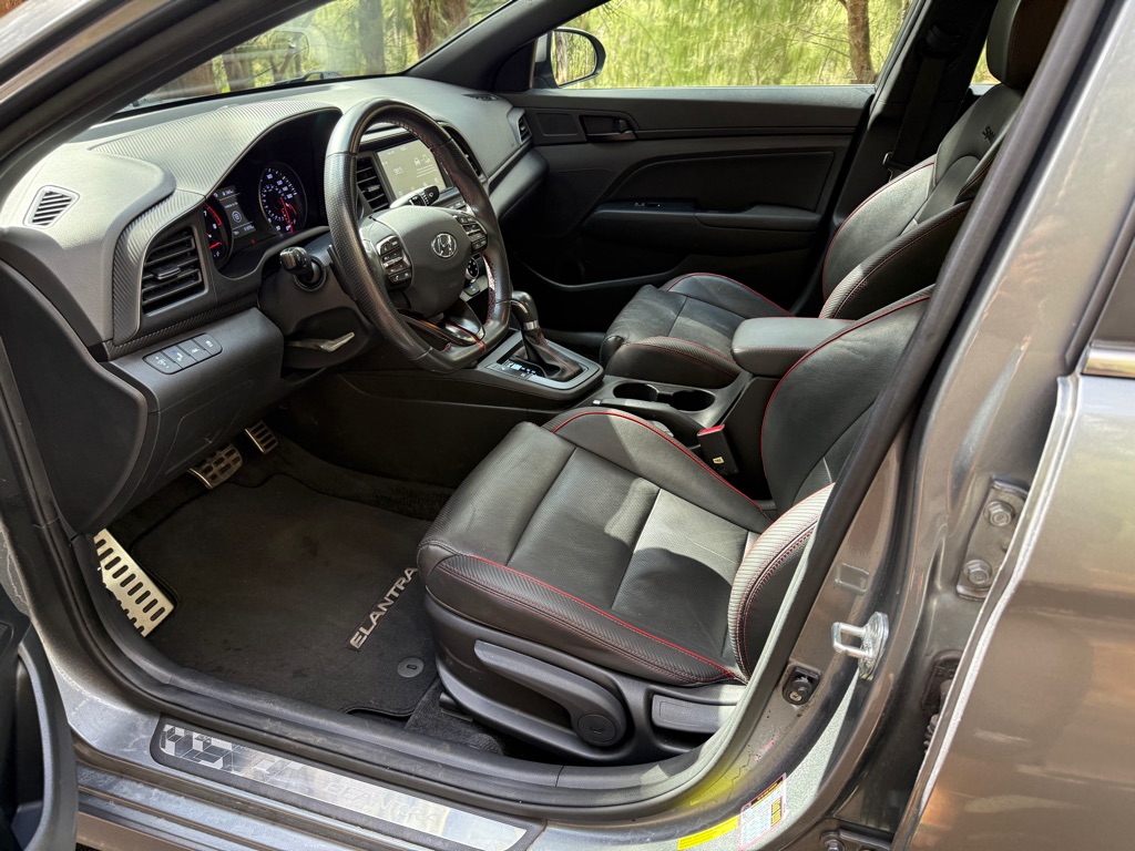 Photo 11 of this HYUNDAI ELANTRA