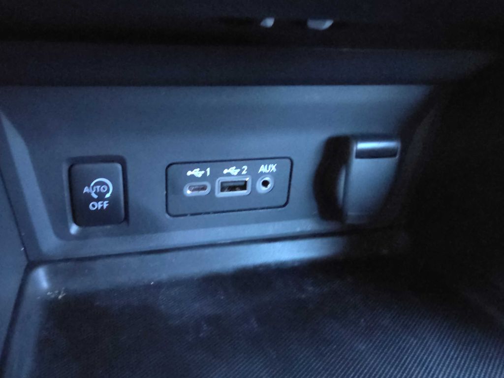Photo 18 of this NISSAN SENTRA