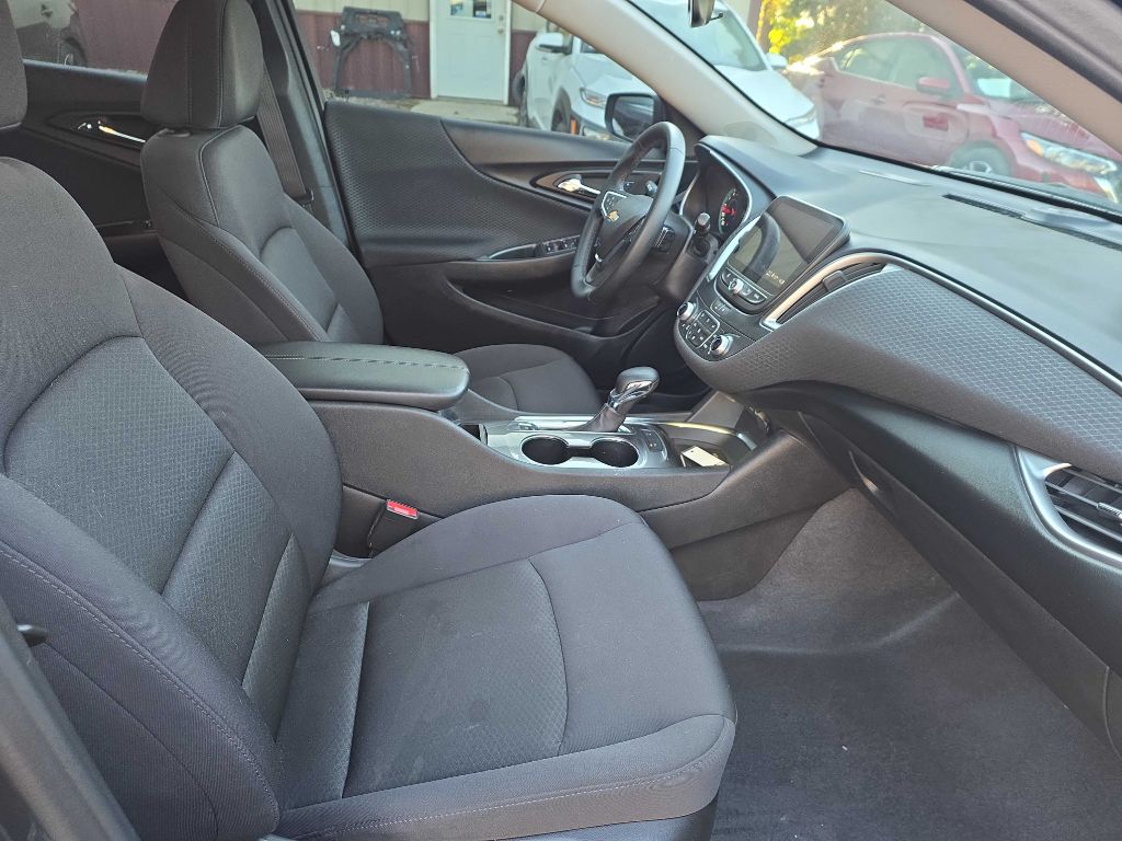 Photo 14 of this CHEVROLET MALIBU