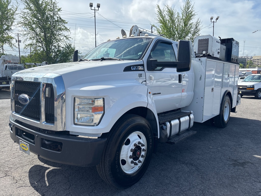 Photo 3 of this FORD F750