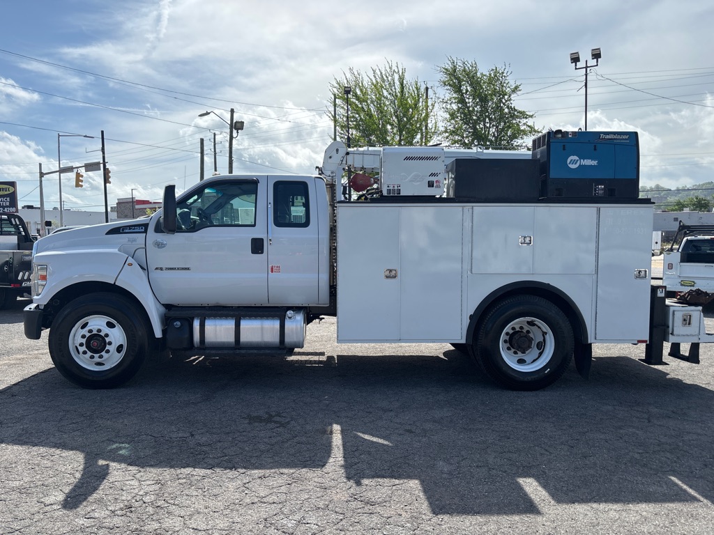 Photo 4 of this FORD F750