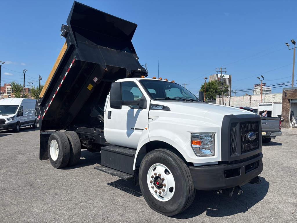 Photo 18 of this FORD F750