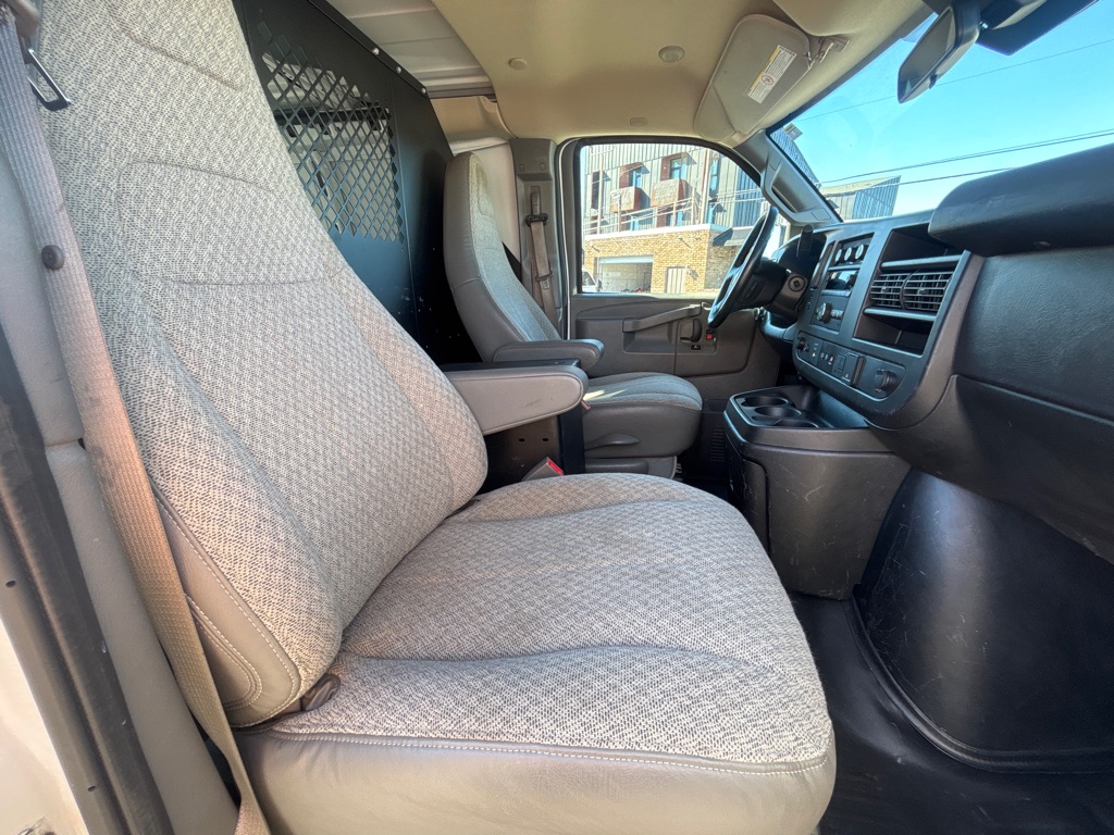Photo 18 of this CHEVROLET G2500