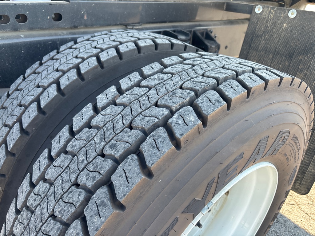 Photo 17 of this FORD F750