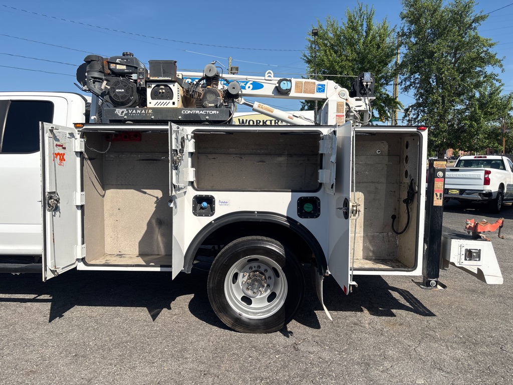 Photo 32 of this FORD F550