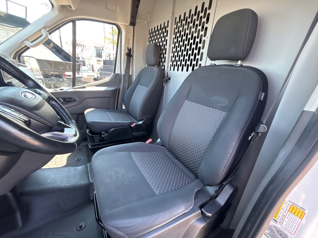 Photo 17 of this FORD TRANSIT
