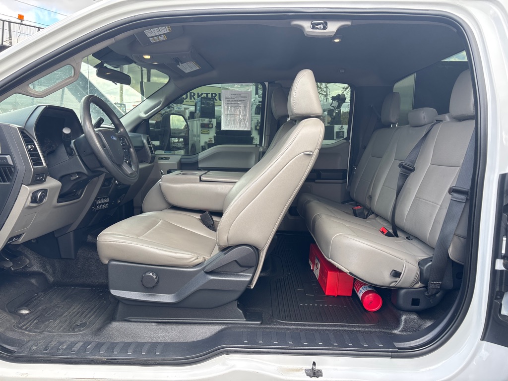 Photo 19 of this FORD F550