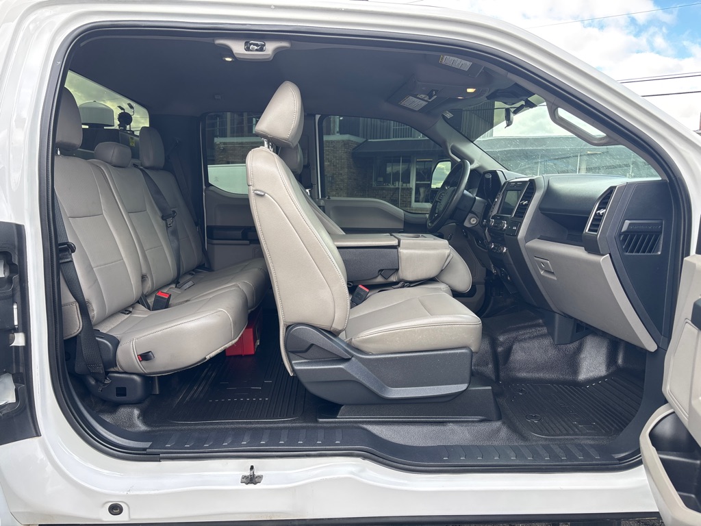 Photo 23 of this FORD F550
