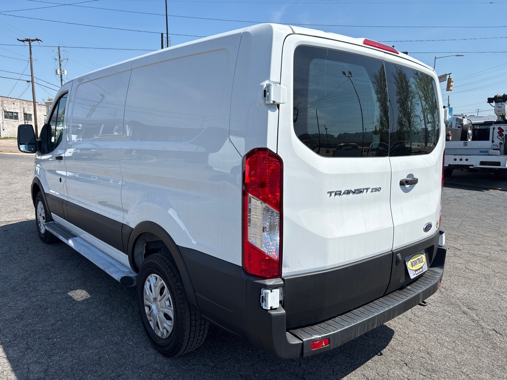Photo 3 of this FORD TRANSIT