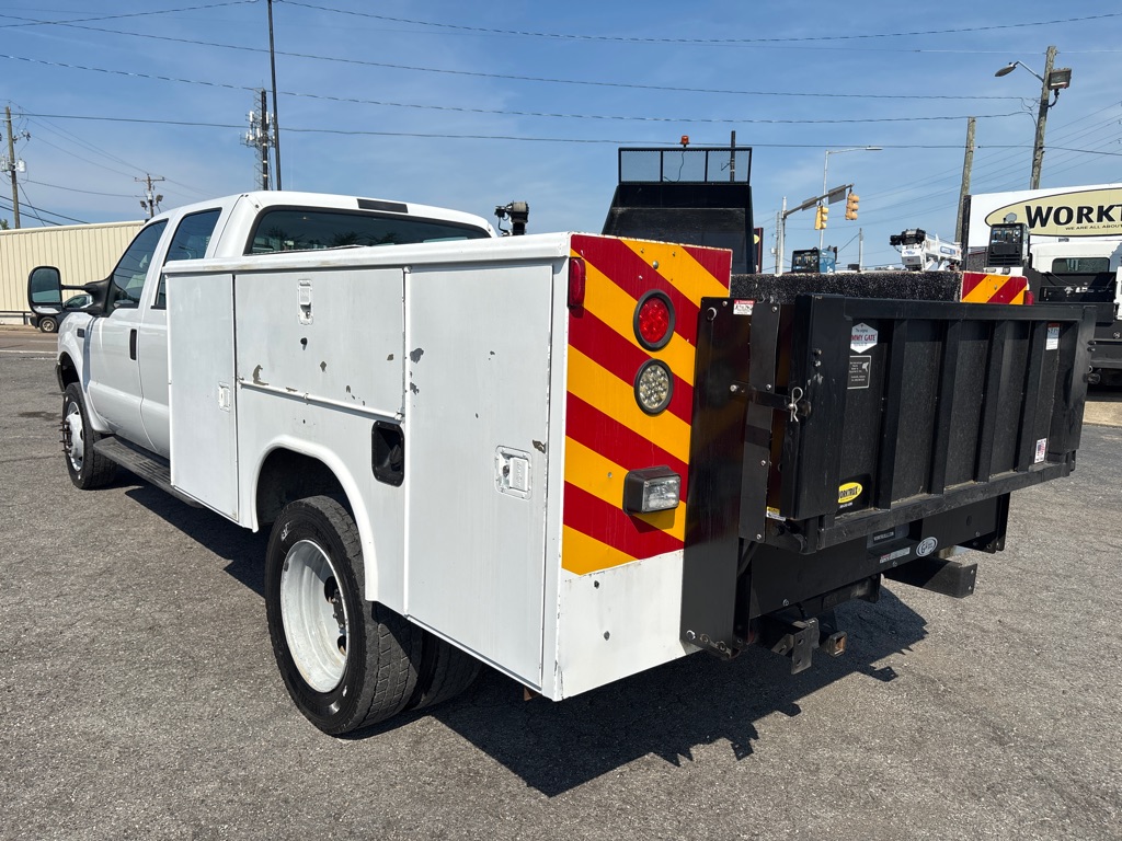 Photo 3 of this FORD F550