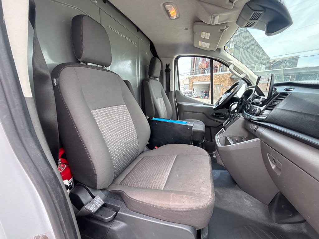 Photo 18 of this FORD TRANSIT