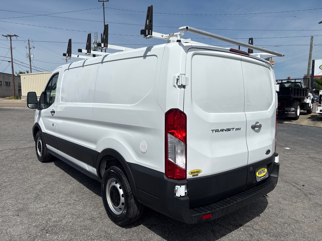 Photo 3 of this FORD TRANSIT