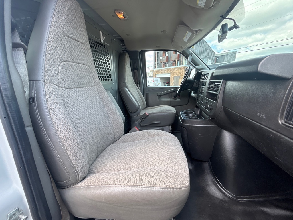 Photo 17 of this CHEVROLET EXPRESS G2500