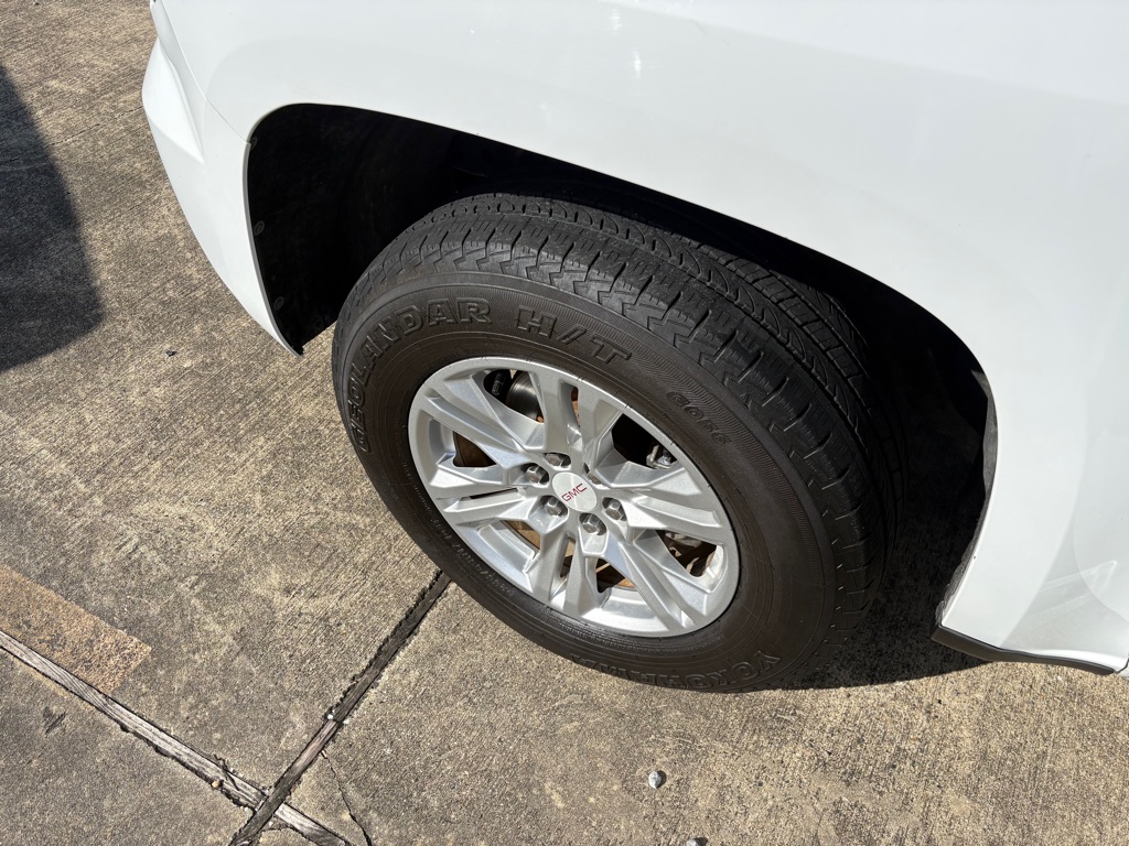 Photo 21 of this GMC CANYON