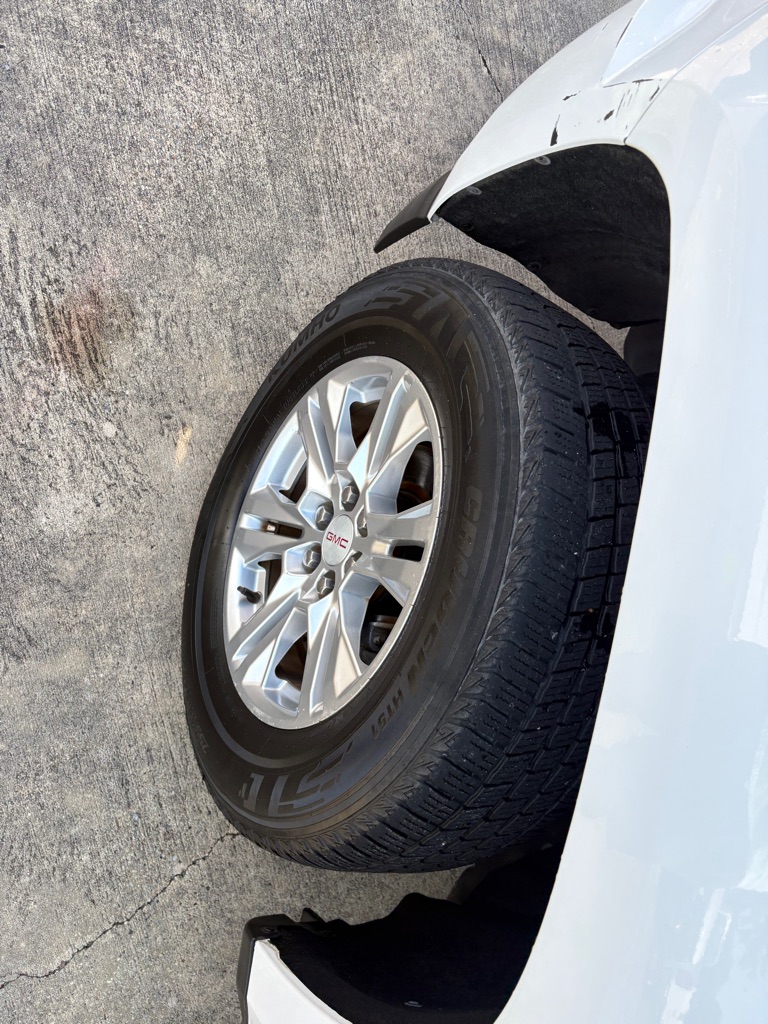 Photo 21 of this GMC CANYON