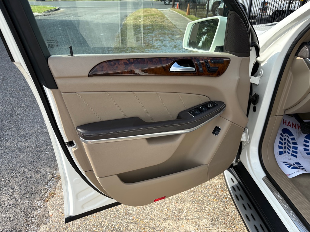 Photo 9 of this MERCEDES-BENZ GL