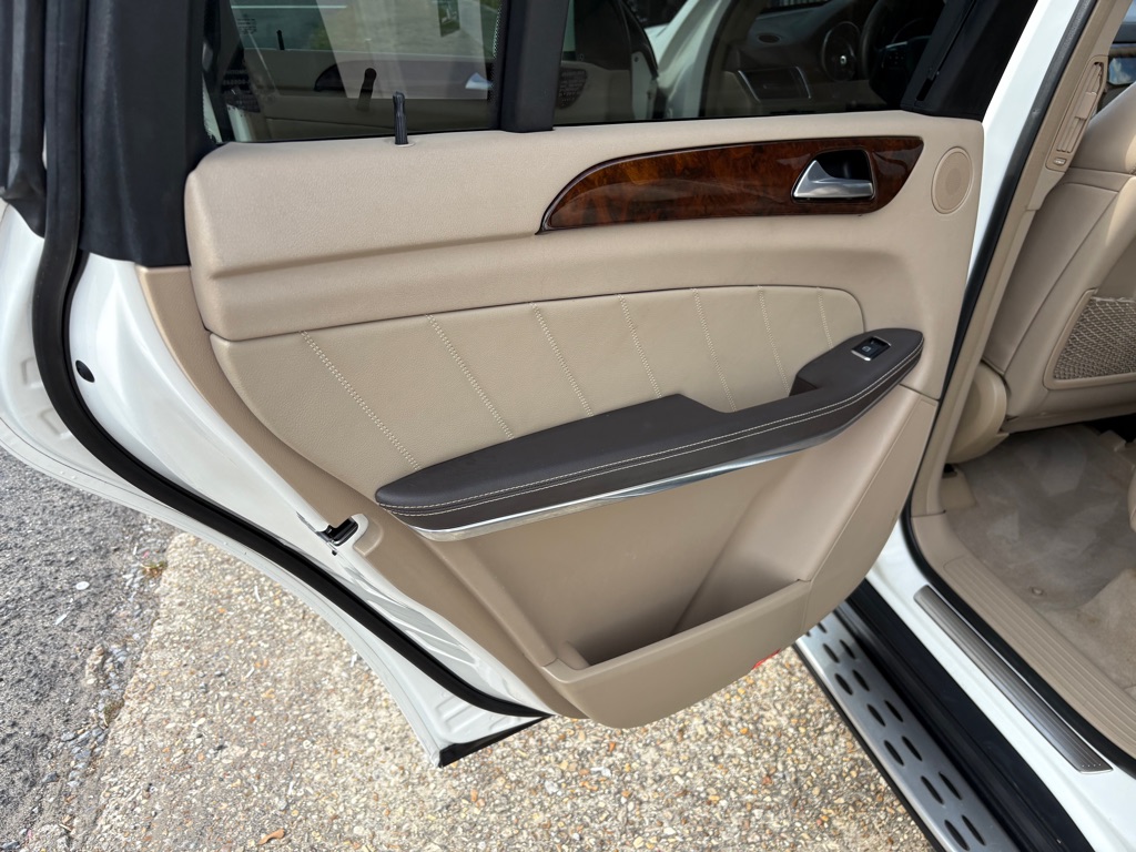 Photo 11 of this MERCEDES-BENZ GL