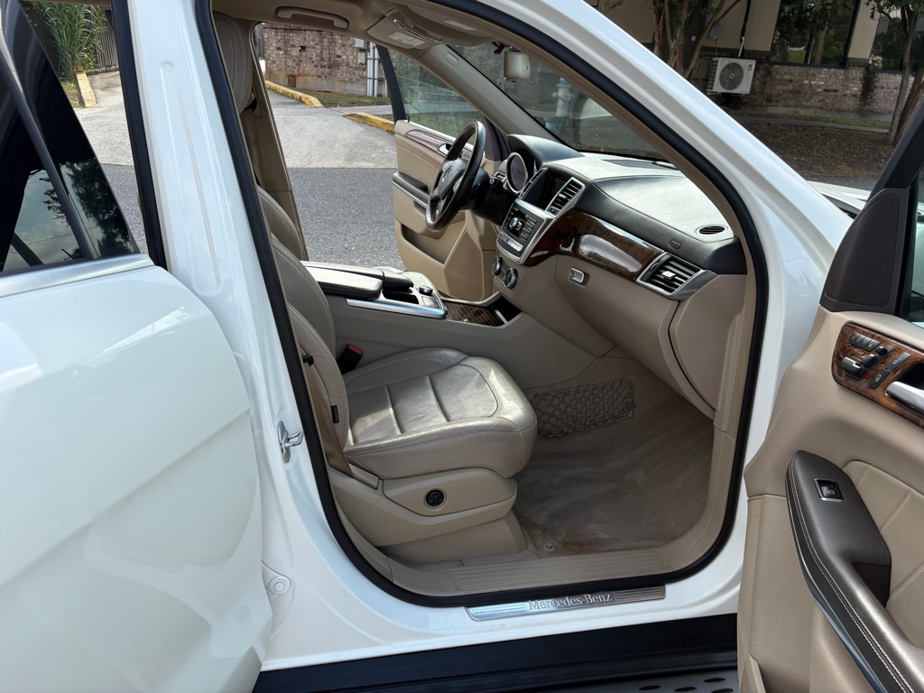 Photo 17 of this MERCEDES-BENZ GL