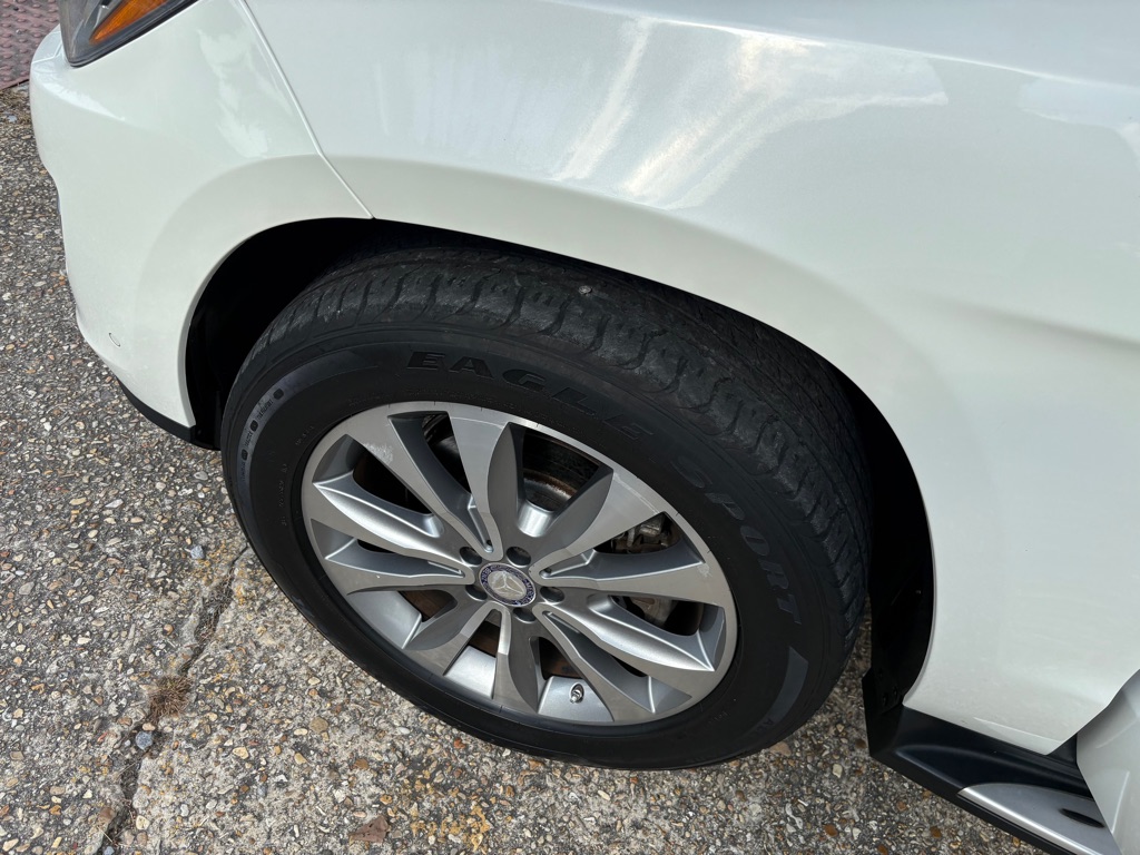 Photo 21 of this MERCEDES-BENZ GL