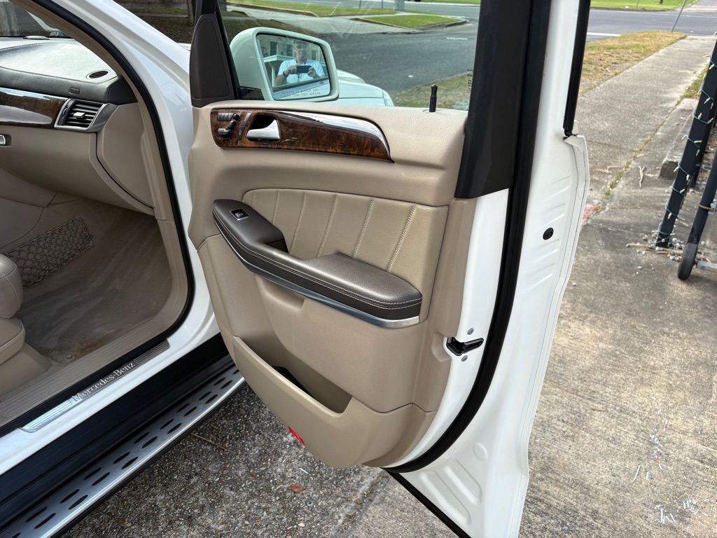Photo 16 of this MERCEDES-BENZ GL