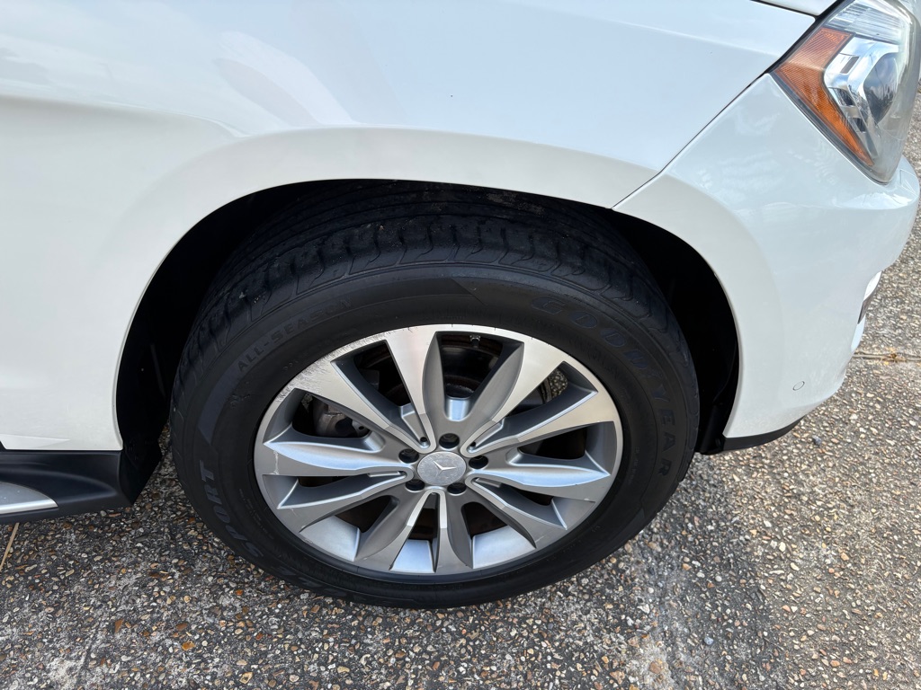 Photo 18 of this MERCEDES-BENZ GL