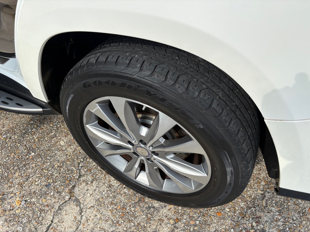 Photo 20 of this MERCEDES-BENZ GL