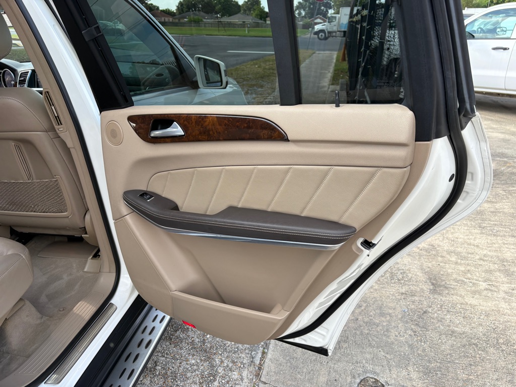 Photo 14 of this MERCEDES-BENZ GL