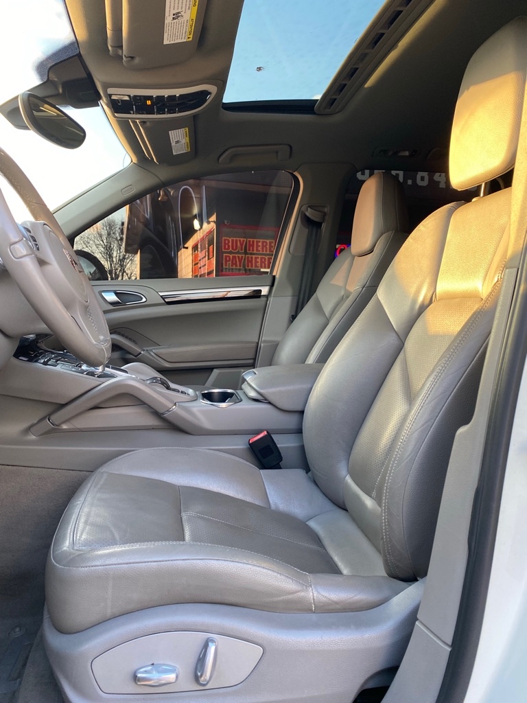 Photo 7 of this PORSCHE CAYENNE