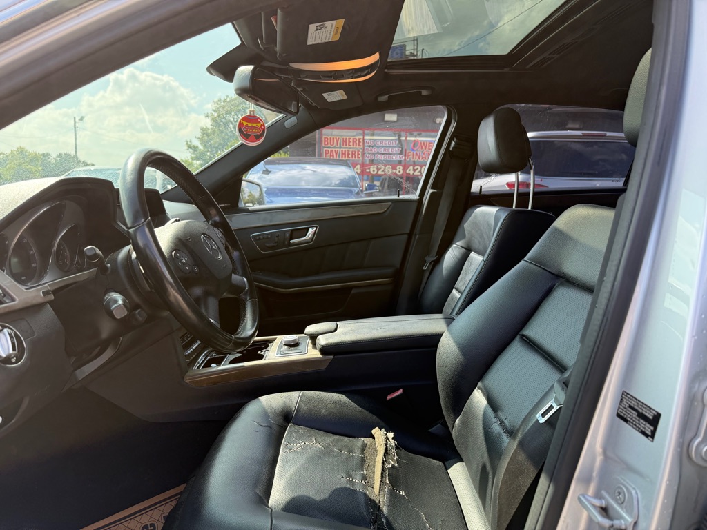 Photo 7 of this MERCEDES-BENZ E-CLASS