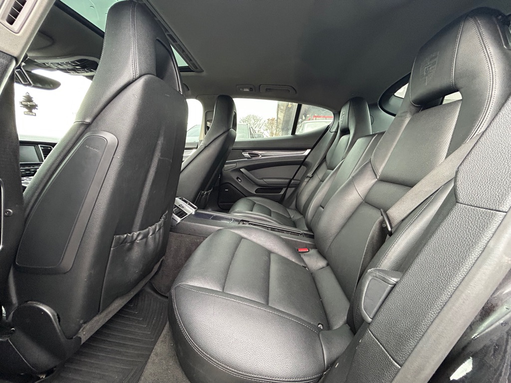 Photo 10 of this PORSCHE PANAMERA