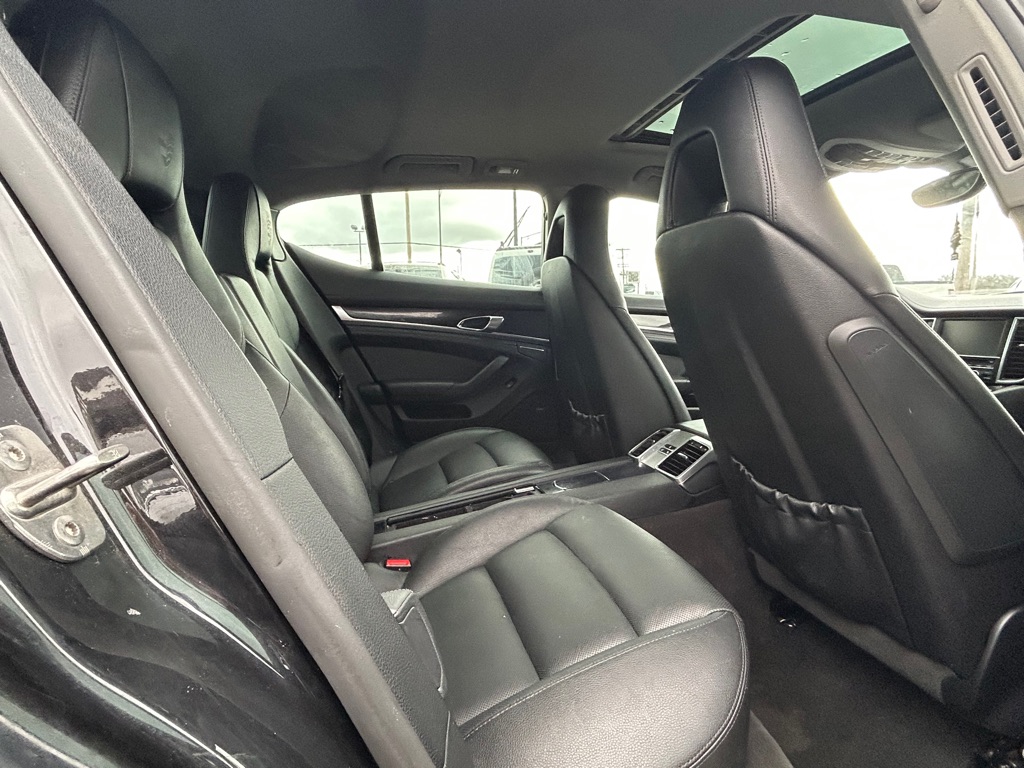 Photo 12 of this PORSCHE PANAMERA
