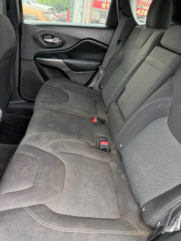 Photo 9 of this JEEP CHEROKEE