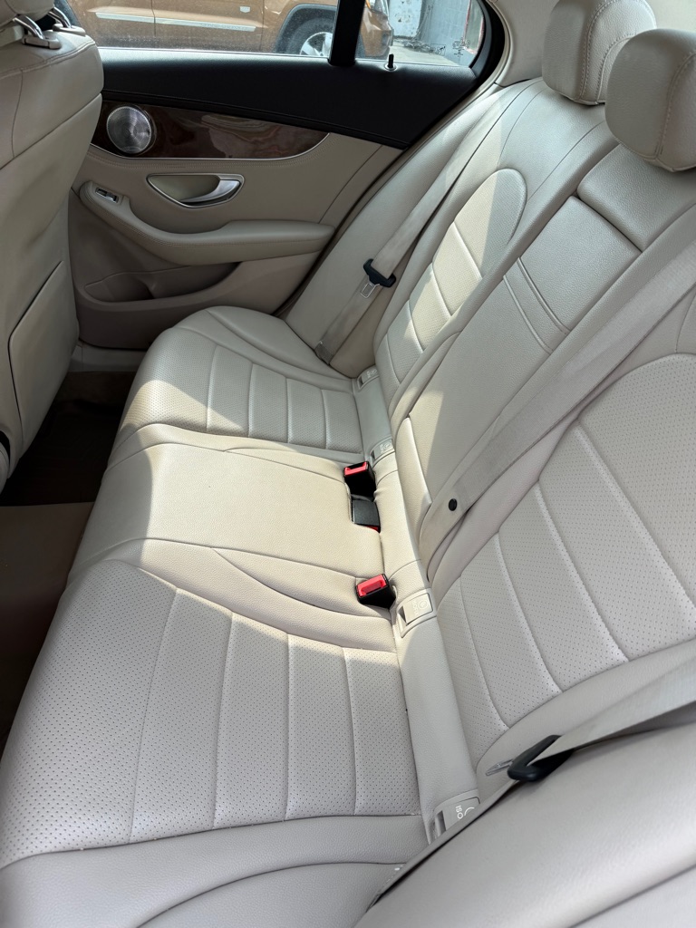 Photo 9 of this MERCEDES-BENZ C-CLASS