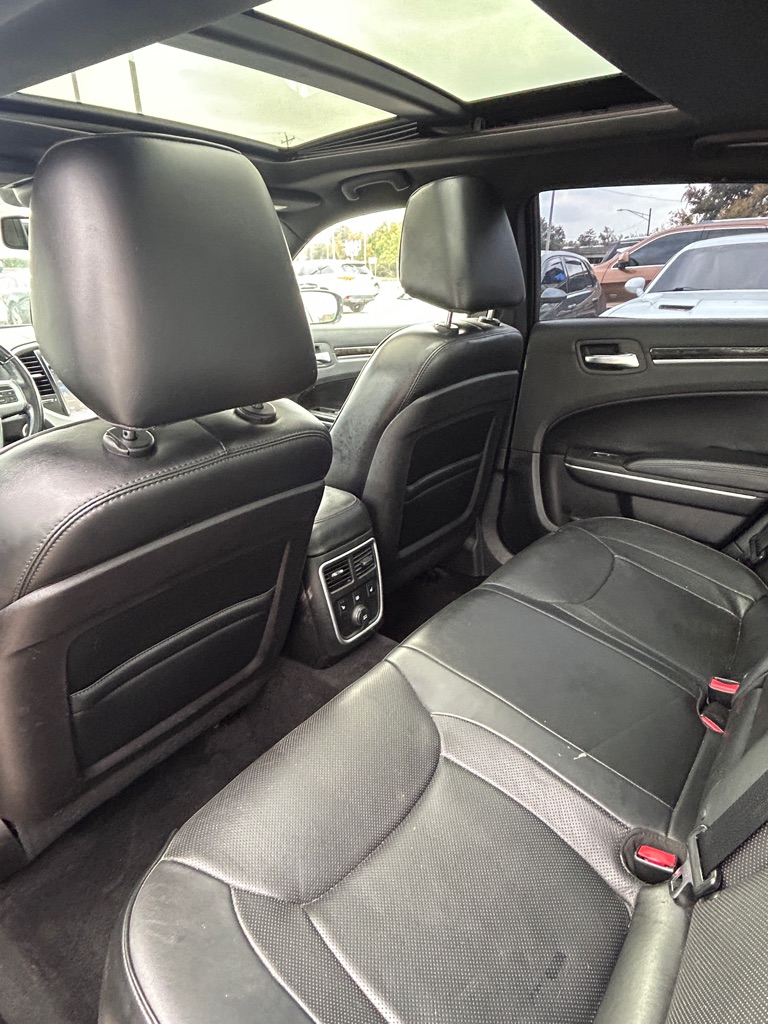 Photo 11 of this CHRYSLER 300C