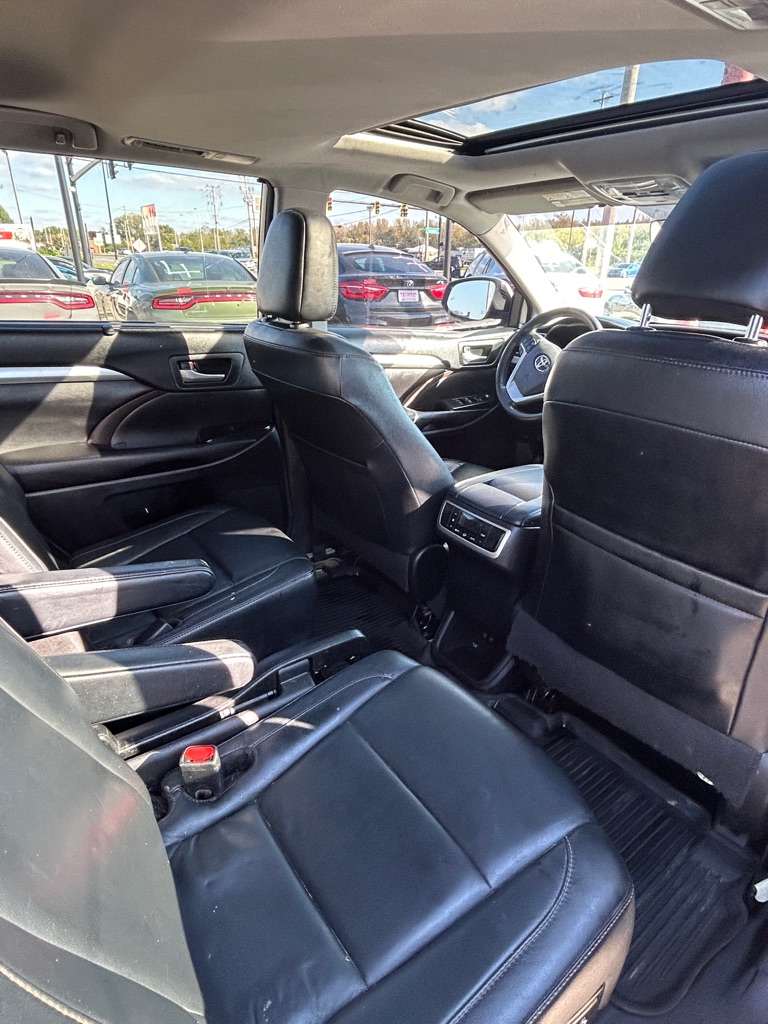 Photo 12 of this TOYOTA HIGHLANDER