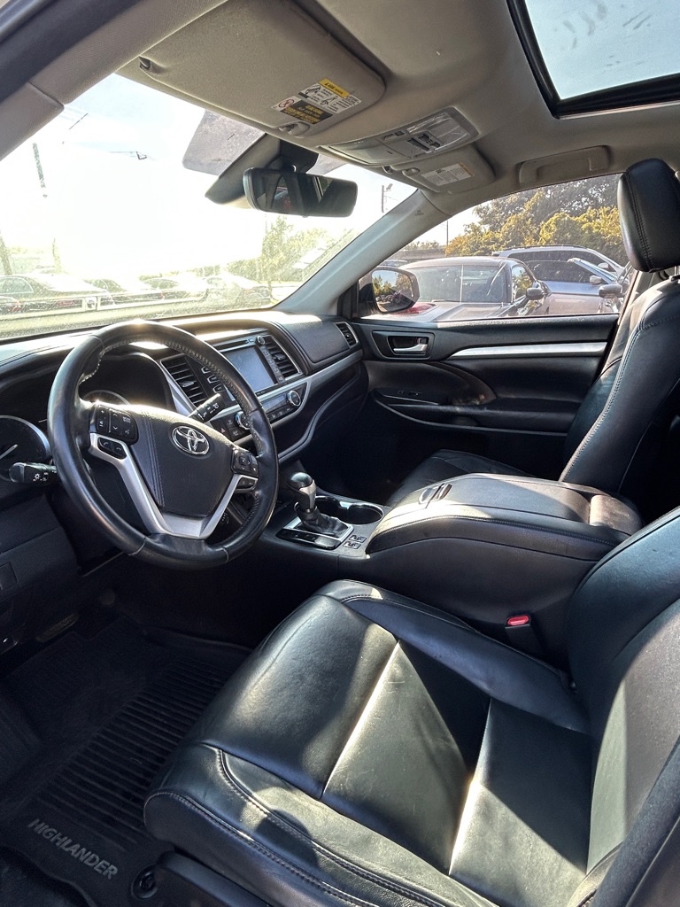 Photo 9 of this TOYOTA HIGHLANDER
