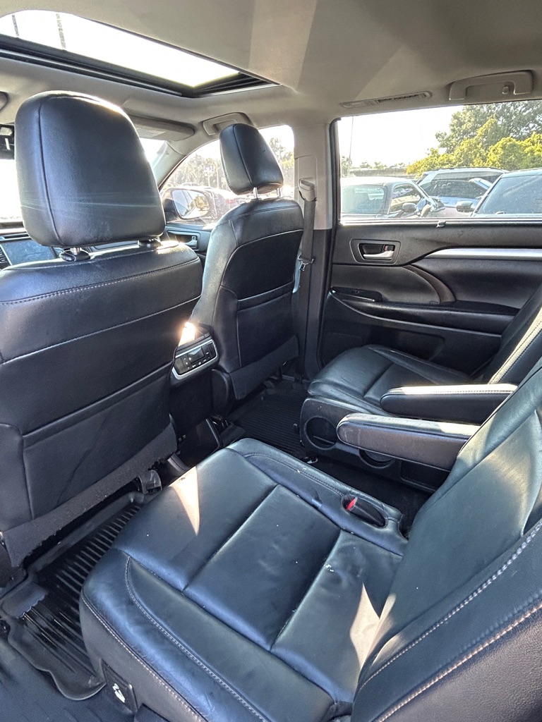 Photo 10 of this TOYOTA HIGHLANDER