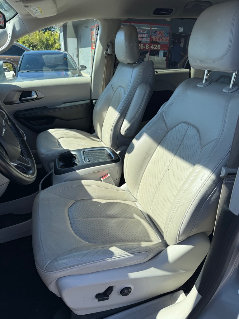 Photo 10 of this CHRYSLER PACIFICA